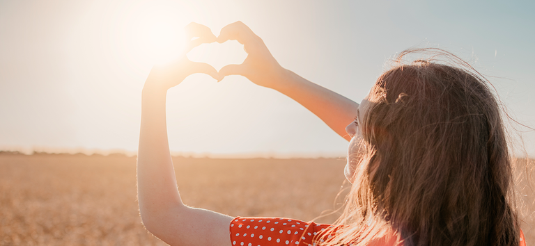 Introdução: A vitamina D é muitas vezes chamada de "vitamina do sol" devido à sua produção no corpo quando exposto à luz solar. No entanto, sua importância vai muito além do que muitos imaginam. Embora seja amplamente reconhecida por seus efeitos positivos na saúde óssea, a vitamina D também é crucial para a vitalidade e o bem-estar geral. Ela é responsável por regular uma série de processos biológicos essenciais, como o fortalecimento do sistema imunológico, a manutenção de níveis de energia adequados e até a promoção de um bom estado mental. Muitas pessoas desconhecem como a exposição adequada ao sol pode impactar diretamente sua saúde, além de contribuir para a absorção dessa vitamina essencial. Mas como saber se você está recebendo a quantidade ideal de vitamina D e qual é a forma mais segura de se expor ao sol? Neste artigo, vamos abordar essas questões e fornecer orientações sobre como otimizar a sua exposição ao sol para garantir que você aproveite todos os benefícios que a vitamina D tem a oferecer, promovendo um aumento significativo na sua energia e bem-estar. Continue lendo para descobrir como a vitamina D pode transformar sua saúde, e como você pode incorporar de forma simples e segura essa prática na sua rotina diária.